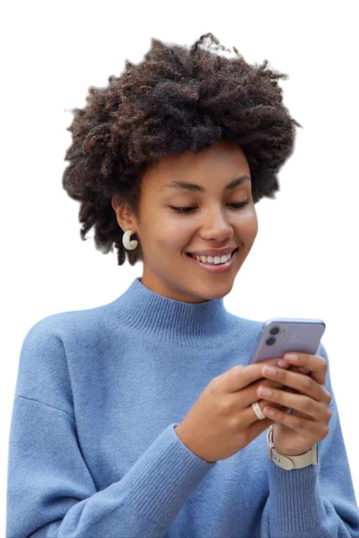 Utilisatrice consultant l'application Agbesson SOS sur son téléphone